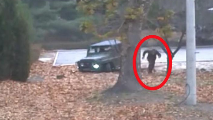En man lyckades fly från Nordkorea. Nu har en dramatisk video släppts som visar hur han lyckades fly. En man lyckades fly från Nordkorea. Nu har en dramatisk video släppts som visar hur han lyckades fly.