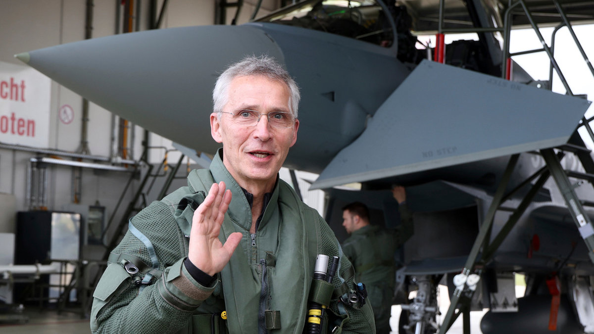 Natos generalsekreterare Jens Stoltenberg på besök på en flygbas i Tyskland.