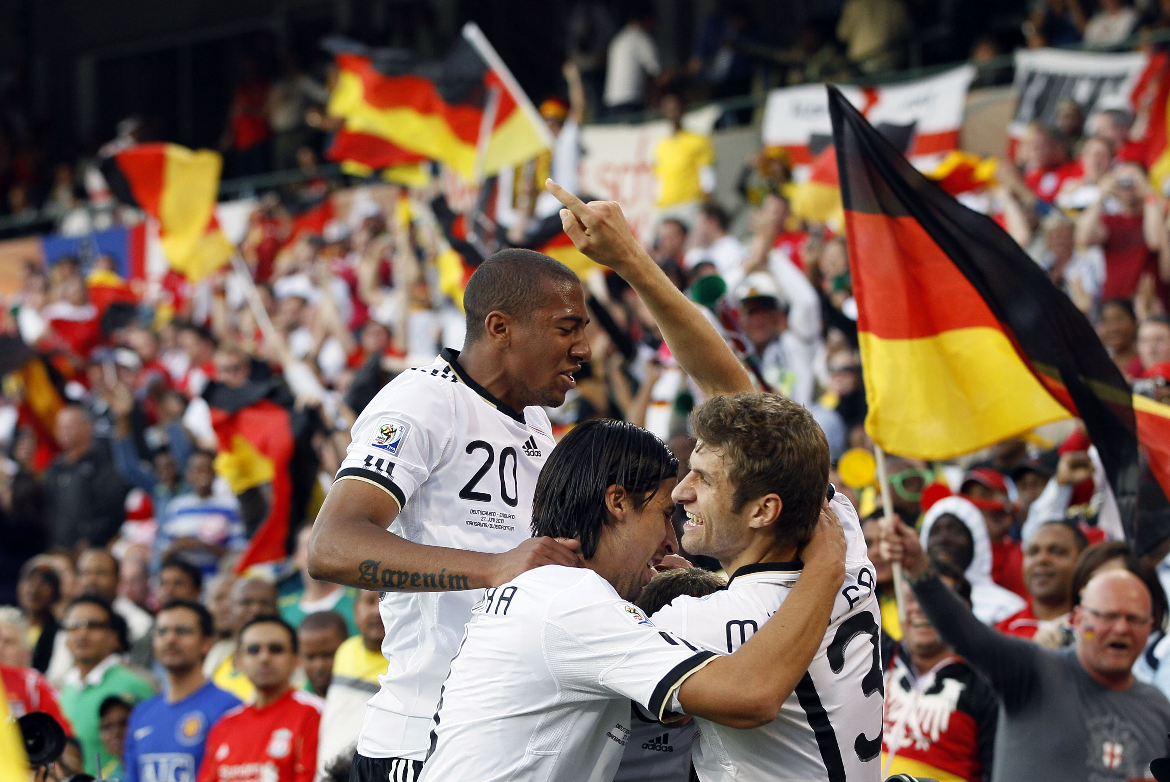 Thomas Muller och övriga Tyskland firar segern i åttondelsfinalen mot England.