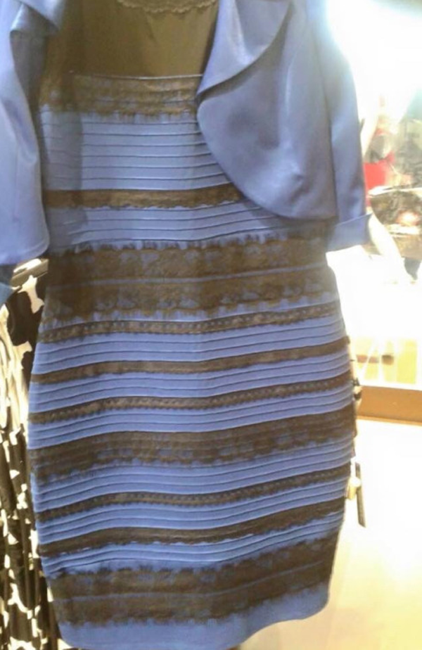 Är klänningen blå och svart eller vit och guld?