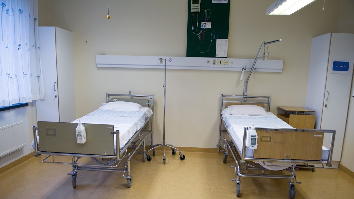 Ett rum med sjukhussängar
