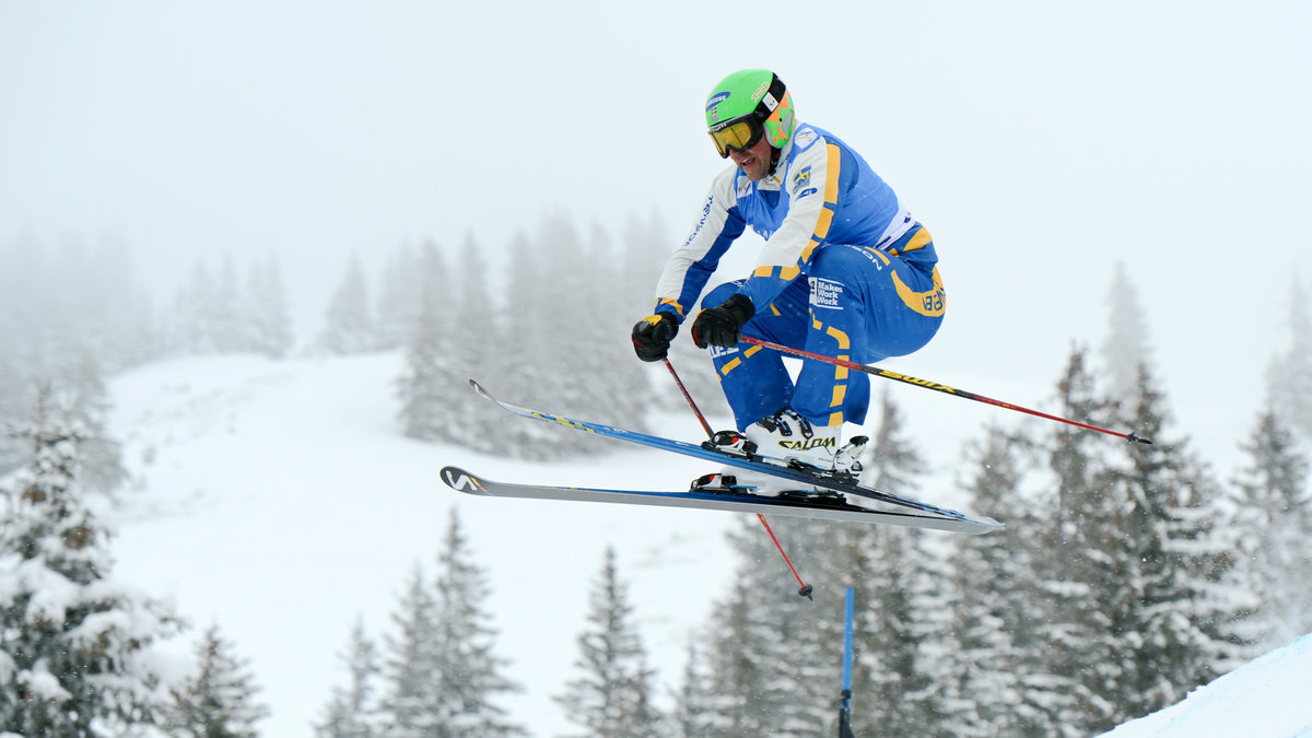 Lars Lewen flyger i skicrossen. 