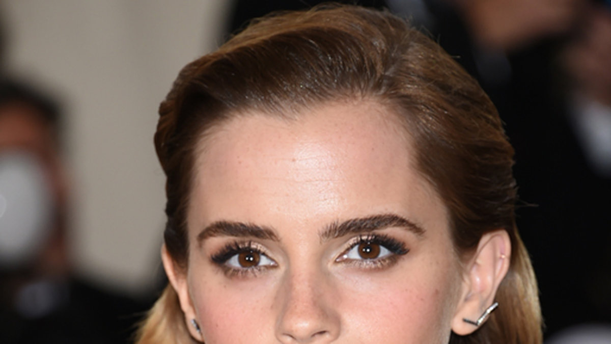 Emma Watson berättar även att hon bleker sin mustasch. 
