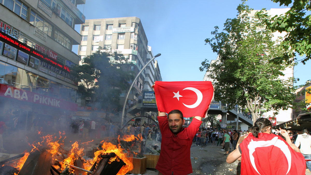 Demonstranterna har viftat med landets flagga men också bilder av landsfadern Kemal Atatürk.