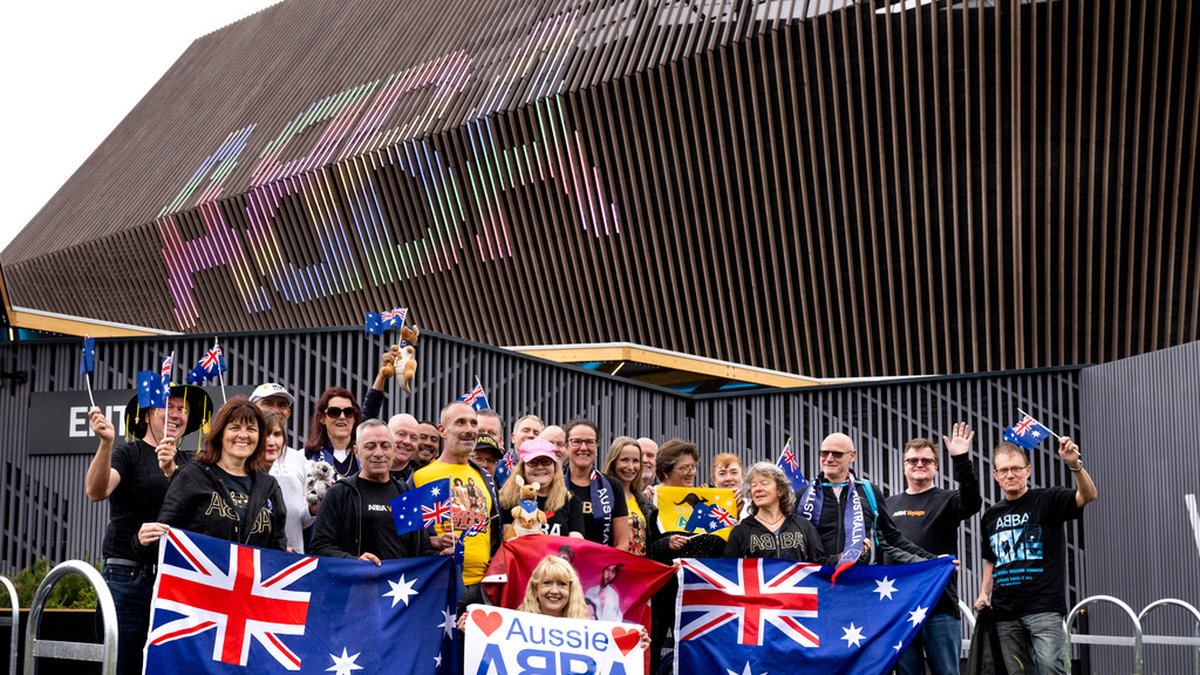 De australiska Abba-fansen vid den nybyggda arenan i Queen Elizabeth Olympic Park i London ser fram emot 'Abba voyage'.