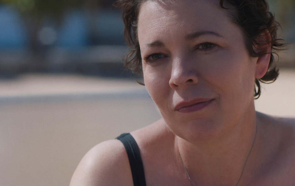 Olivia Colman spelar en professor som åker på semester i 'The lost daughter'. Pressbild.