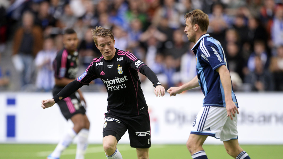 IFK Göteborgs Sam Larsson pressar Djurgårdens Peter Nymann Mikkelsen.