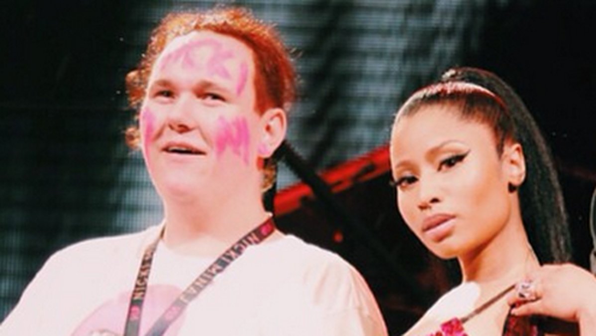 Nicki Minaj bjöd dessutom sina Instagramföljare på en bild från konserten. Här poserar hon på scen med svenska Linus. 