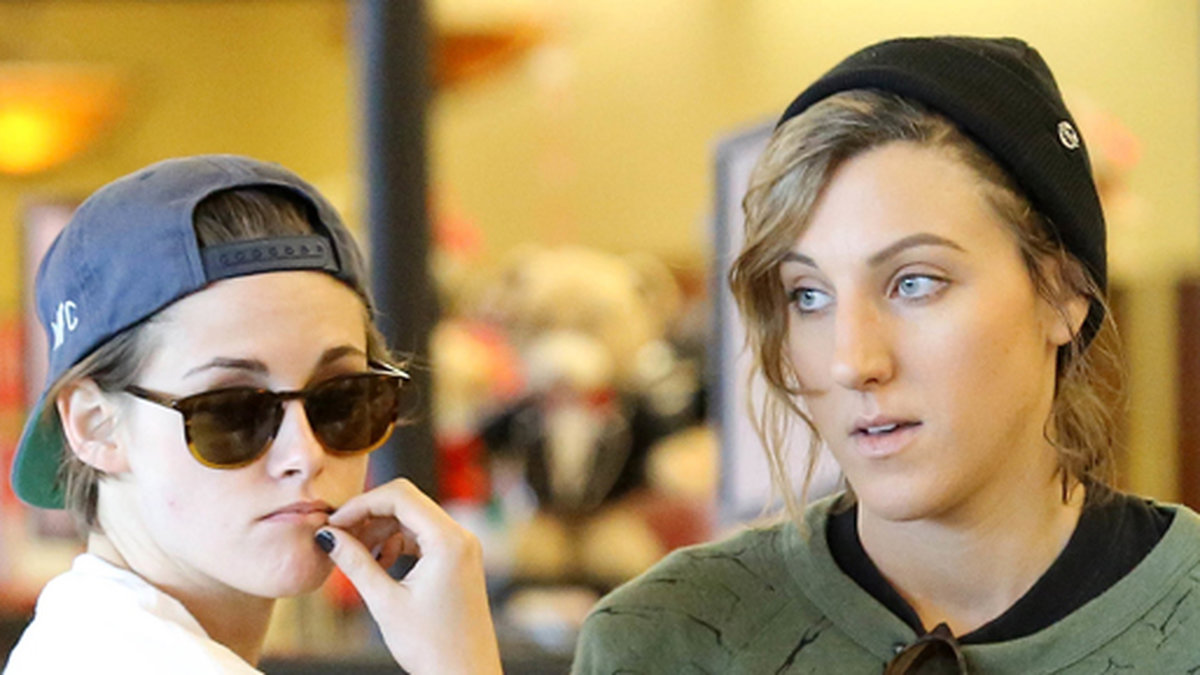 Kristen Stewart och flickvännen Alicia Cargile tar en kaffe i Kalifornien.