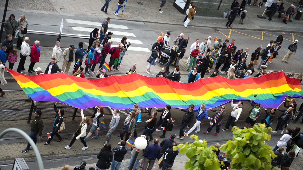 En ny rapport visar att majoriteten av brittiska HBTQ-personer har svårt att komma ut.