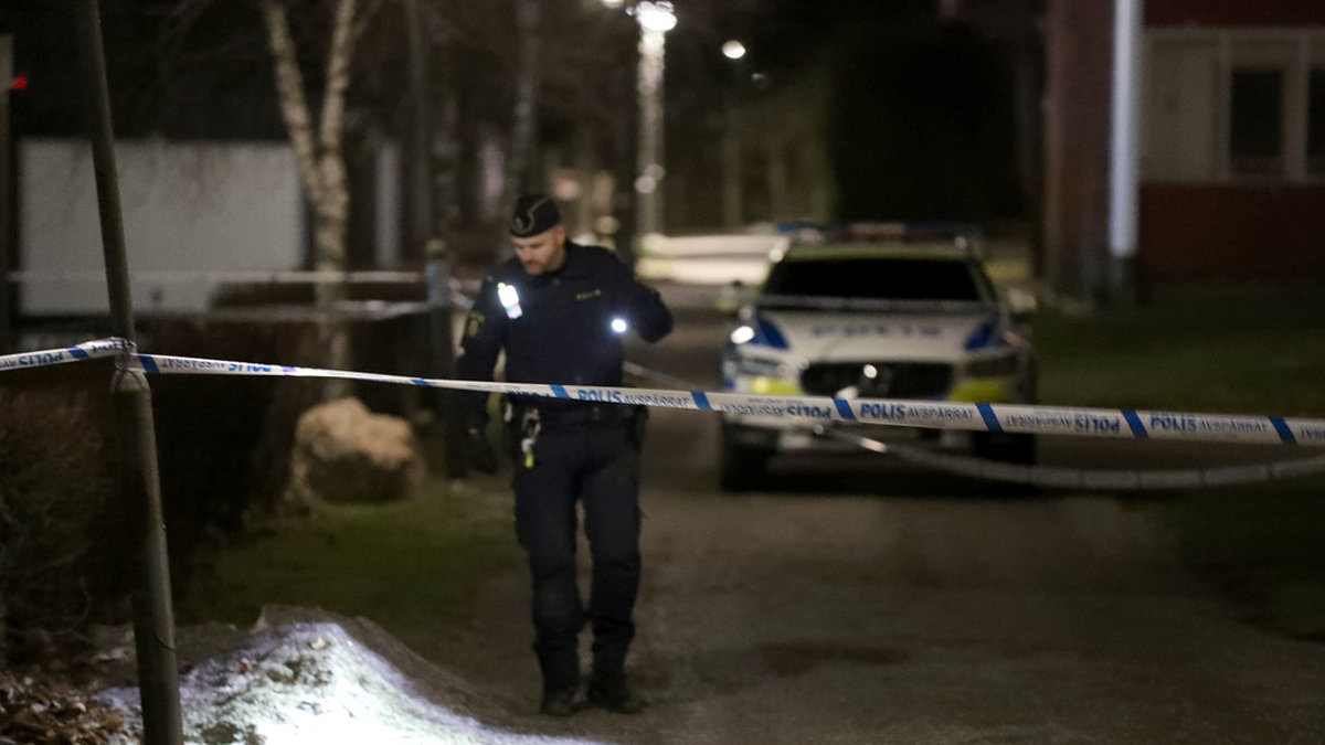 En man har skottskadats och förts till sjukhus i Eskilstuna. Polisen larmades till stadsdelen Skiftinge sedan boende där hört flera höga smällar.