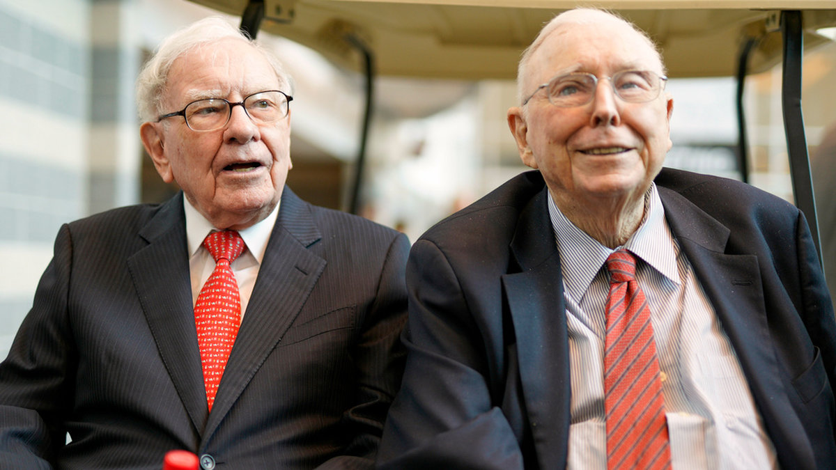 Berkshire Hathaway styrelseordförande Warren Buffetts parhäst genom decennier, vice ordförande Charlie Munger (till höger på bilden), har dött, 99 år gammal.