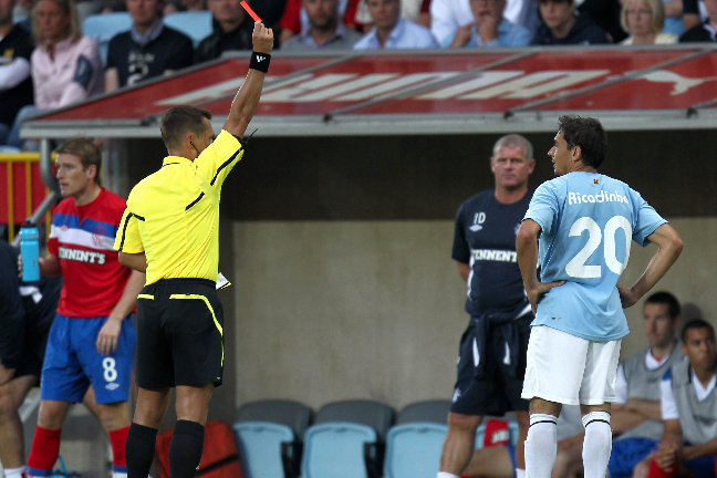 Ricardinho var den ende hemmaliraren som fick syna det röda kortet. Ricardinho var den ende hemmaliraren som fick syna det röda kortet.