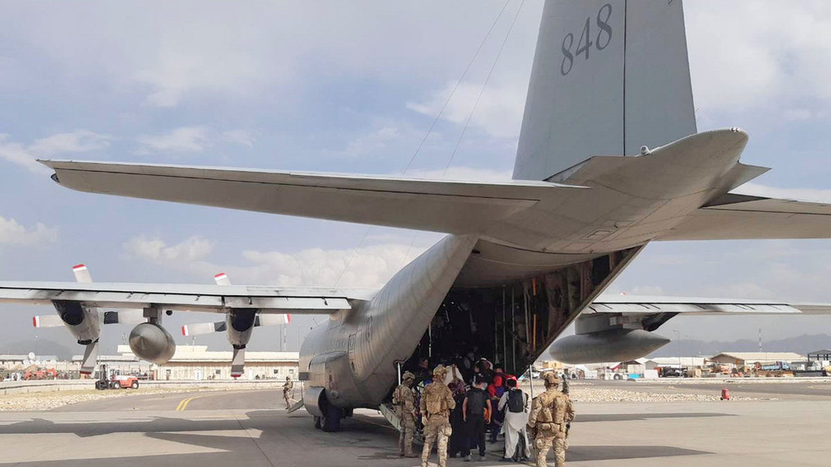 Svenska försvarmaktens Hercules 848 evakuerar människor på Kabuls flygplats. 1 300 personer som evakuerades från Afghanistan efter talibanrörelsens maktövertagande har fått kvotflyktingstatus i Sverige. Arkivbild.