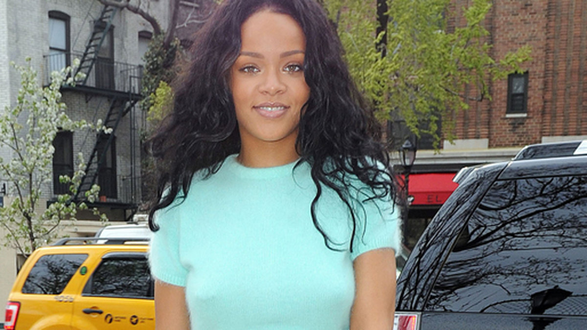 Rihanna var vårchic när hon skulle äta lunch i New York. 