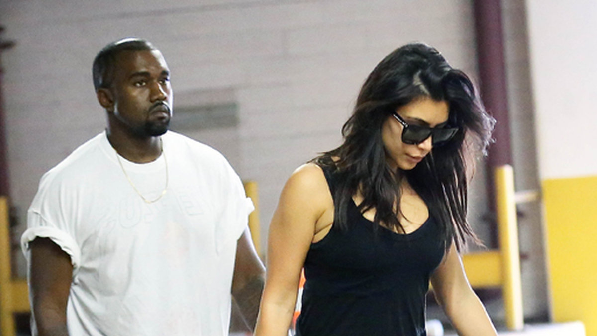 Kim Kardashian har Kanye West i släptåg när hon ska fylla på med Botox på en klinik i Hollywood.