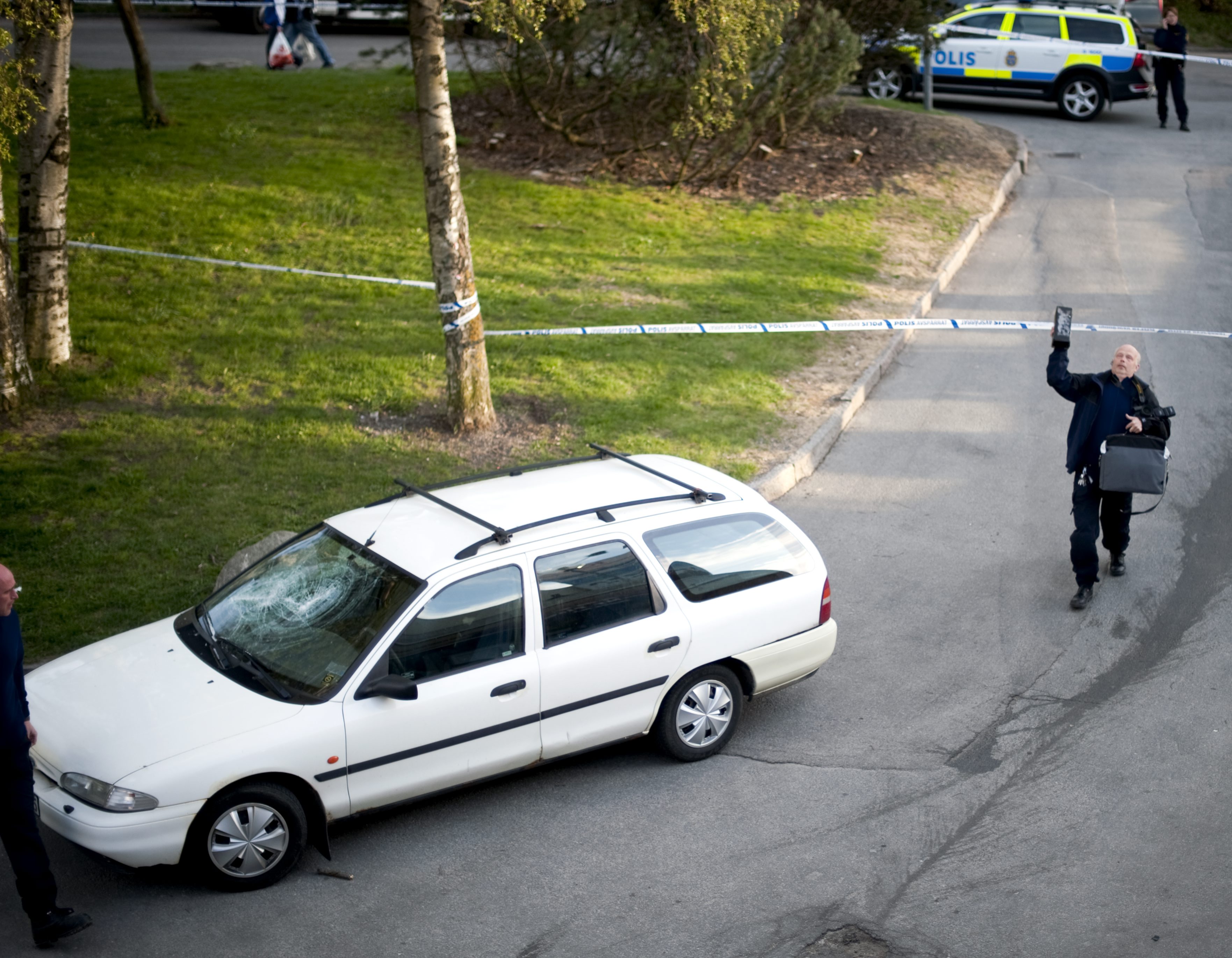 Polisens tekniker undersöker brottsplatsen. Skottlossning utbröt vid Smycketorget i Tynnered Göteborg den 2 maj.