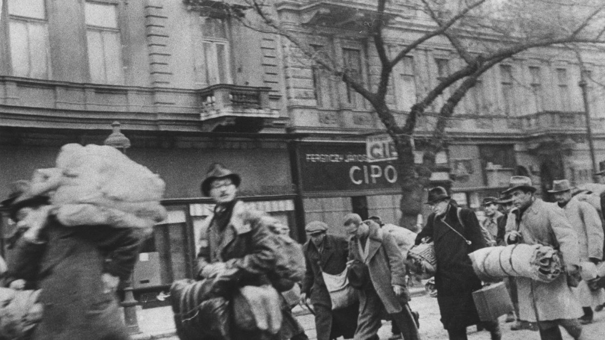 Judiska människor flyr. Bilden är tagen av Raoul Wallenberg i Budapest, 1941.