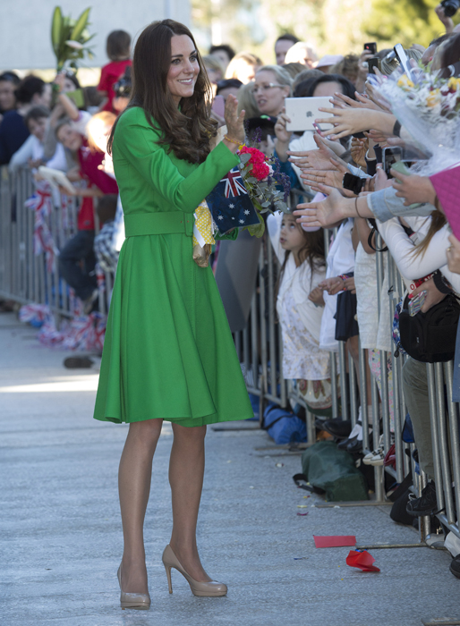 Kate i smaragdgrön klänning från Catherine Walker. Prislappen? Cirka 40 000 kronor. 
