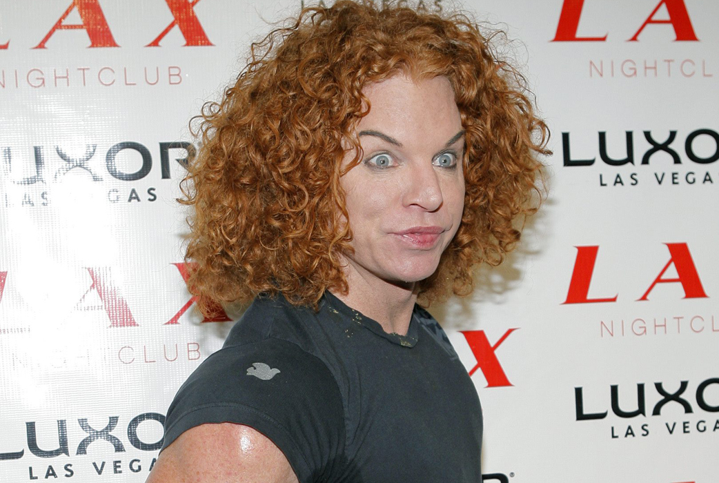 Han är mer känd som Carrot Top – men hans riktiga namn är Scott Thompson. Han är mer känd som Carrot Top – men hans riktiga namn är Scott Thompson.