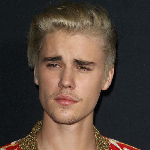 Justin Bieber ligger nästan i lä... Justin Bieber ligger nästan i lä...