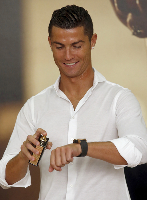 Cristiano Ronaldo testar sin egen parfym i Madrid. Cristiano Ronaldo testar sin egen parfym i Madrid.