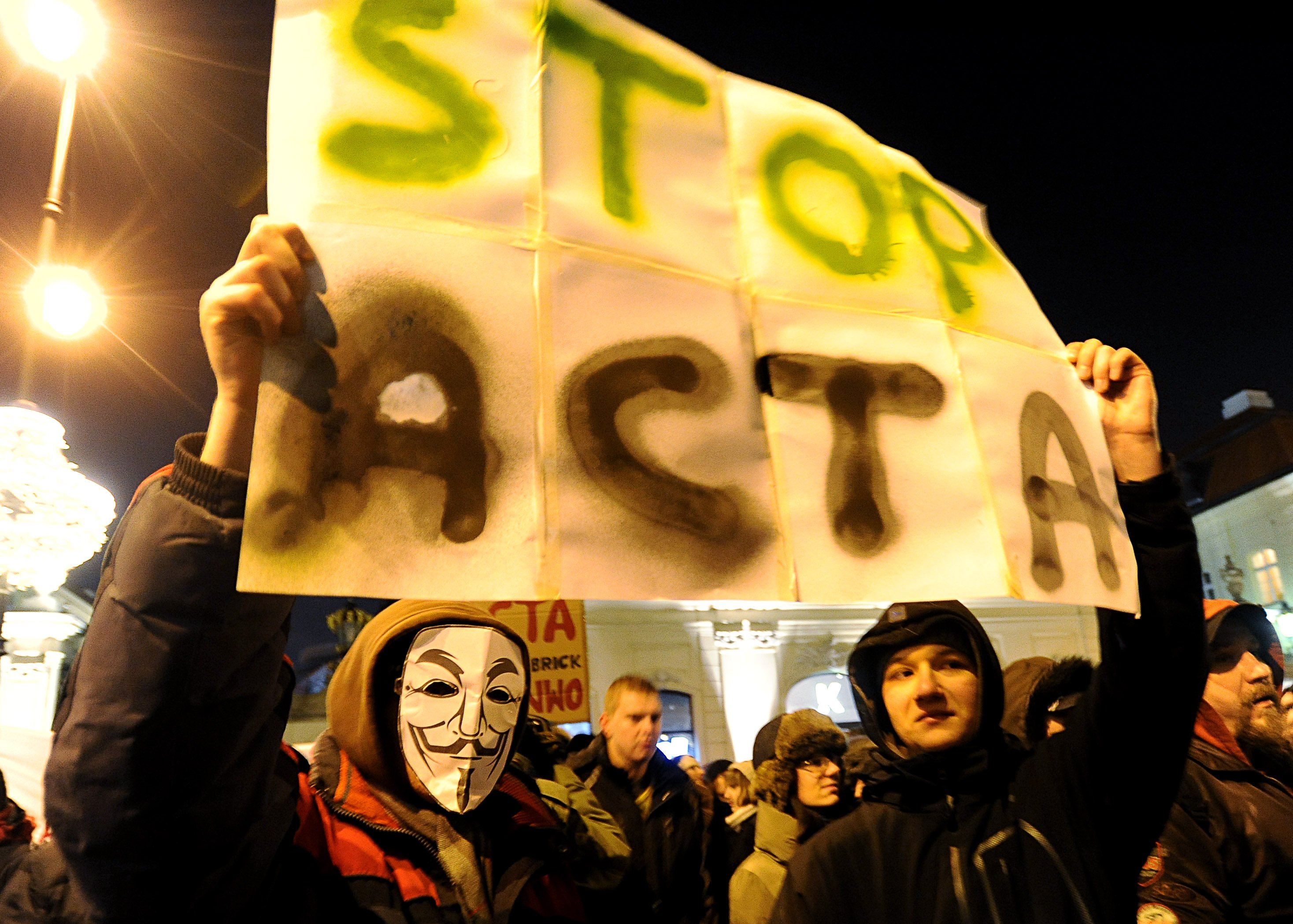 I Polen har protesterna mot Acta blivit både stora och våldsamma. På Facebookeventet uppmanar initiativtagarna alla deltagare till att hålla sig lugna och inte bruka något våld.
