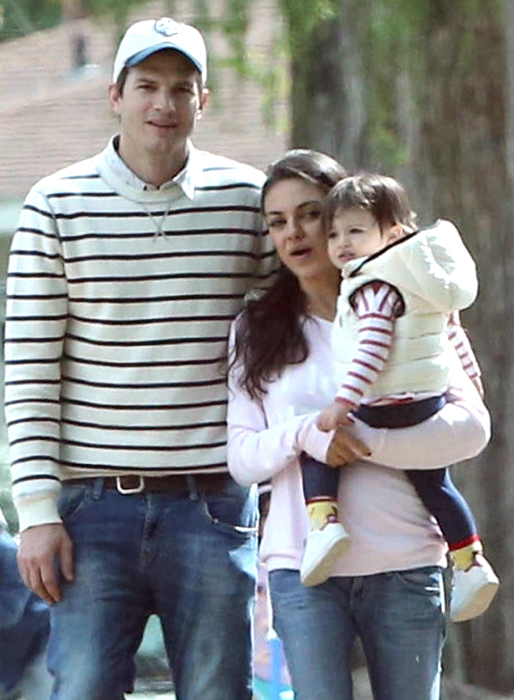 Mila Kunis och Ashton Kutcher tar med sig dottern Wyatt till en lekpark i Beverly Hills. Mila Kunis och Ashton Kutcher tar med sig dottern Wyatt till en lekpark i Beverly Hills.