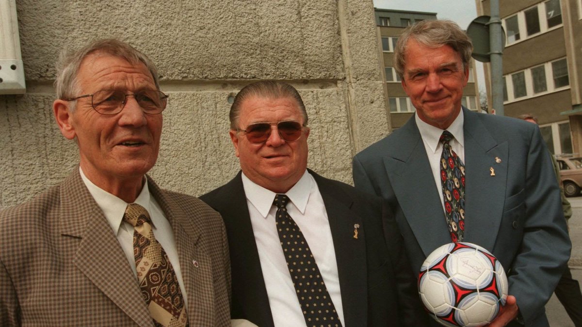 1997:  Ungerske fotbollslegenden Ferenc Puskas, mitten, tillsammans med gamle stormålvakten Kalle Svensson, till vänster och klubbkamraten från Real Madrid, Agne Simonsson utanför Råsunda.