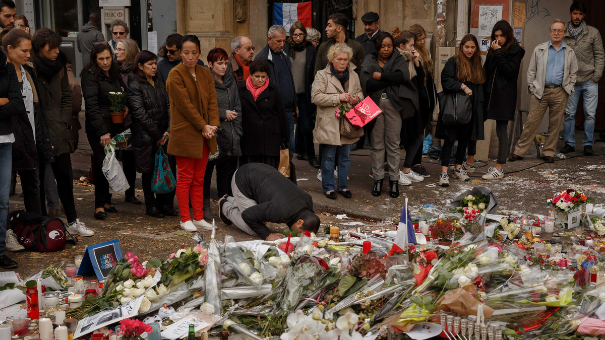 Utanför Bataclan sörjer människor och hedrar människor som föll offer för terrorattacken