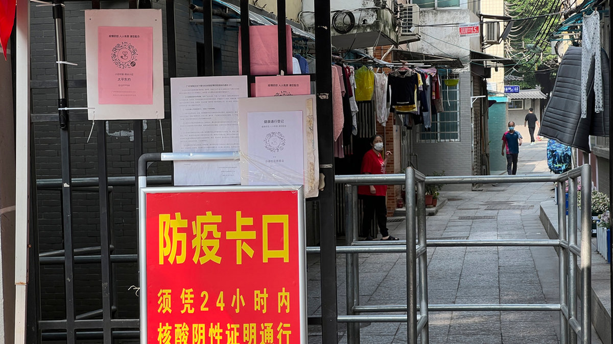 'Pandemikontroll, 24 timmar gammalt negativt covidtest krävs', lyder en skylt i ett bostadsområde i Haizhu-distriktet i Guangzhou i Kina.