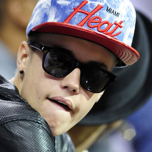 Tonårsstjärnan Justin Bieber var i början av sin karriär en äppelkindad svärmorsdröm. Men den senaste tidens skandaler med marijuanarökande, supande, hans nya diviga attityd, och en hel del klammeri med rättvisan gör att Bieber har förlorat sin präktiga image.