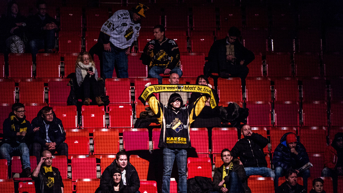 Långt ifrån fullsatt i Scandinavium, men några tillresta AIK-supporters var på plats.