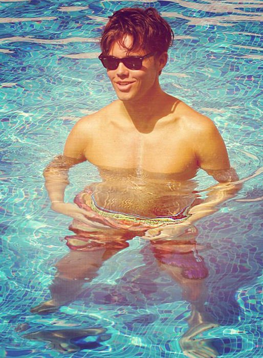 Andreas Wijk svalkar sig i poolen. Andreas Wijk svalkar sig i poolen.