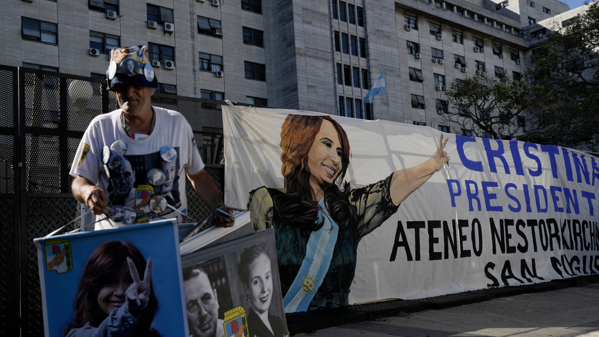 En anhängare till Argentinas vicepresident Cristina Fernández de Kirchner vinväntar tisdagens dom utanför domstolsbyggnaden.