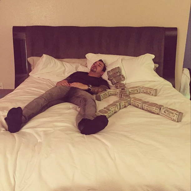 Tony Toutouni sover med pengar