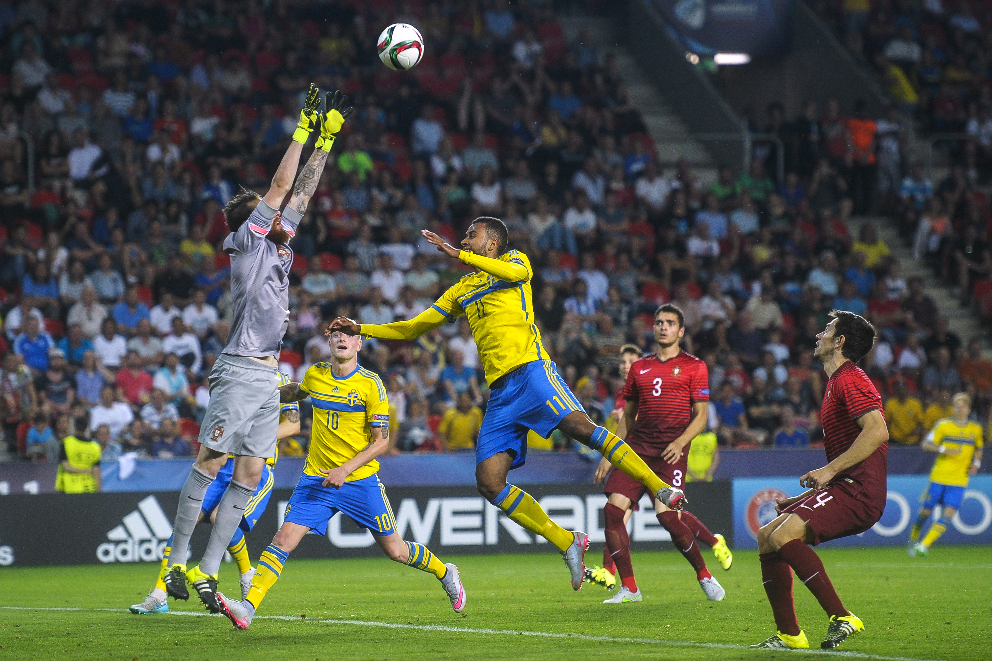 Kiese Thelin var stark i luften. Kiese Thelin var stark i luften.
