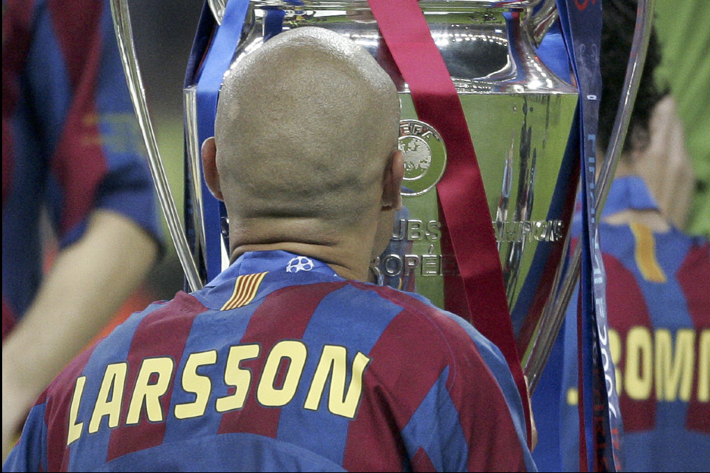Henrik Larsson tillsammans med Champions League-bucklan.