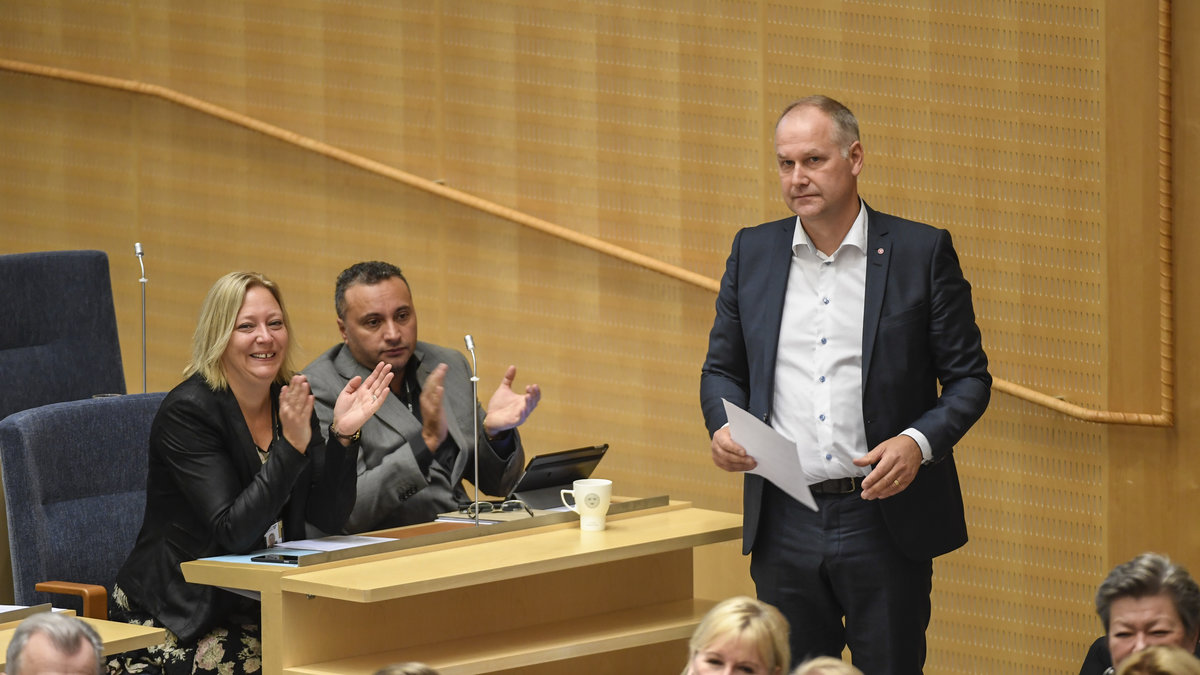 Jones Sjöstedt och Vänsterpartiet hamnar på 7,5 procent. 