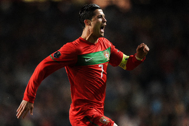 Cristiano Ronaldo, Portugal.
Världens bästa spelare tillsammans med Messi. Bär Portugals anfallsspel på sina axlar.