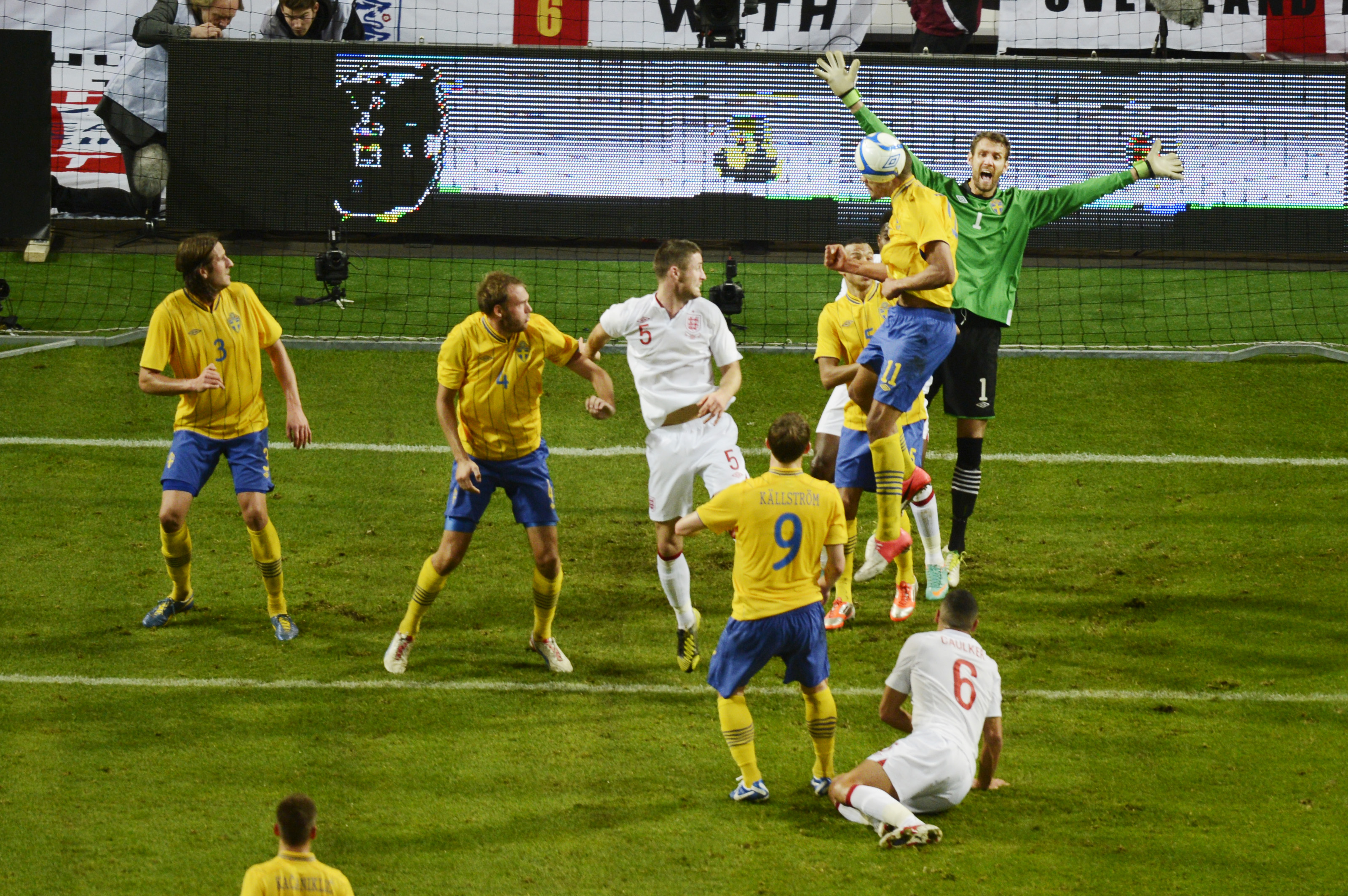 Andreas Isaksson manar på sina gubbar. Andreas Isaksson manar på sina gubbar.