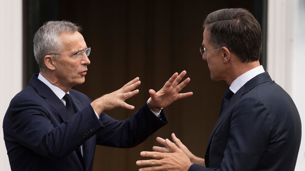 Natos generalsekreterare Jens Stoltenberg, till vänster och Nederländernas premiärminister Mark Rutte i samtal under ett möte som hölls i Haag med sex andra statschefer på tisdagen.