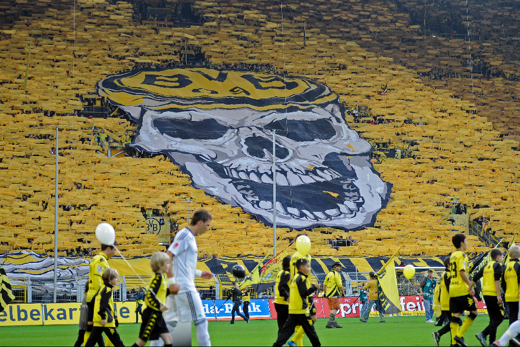 Mördarläktaren Südtribune, mer känd som den gula väggen, kan avgöra titelracet till Borussia Dortmunds fördel.