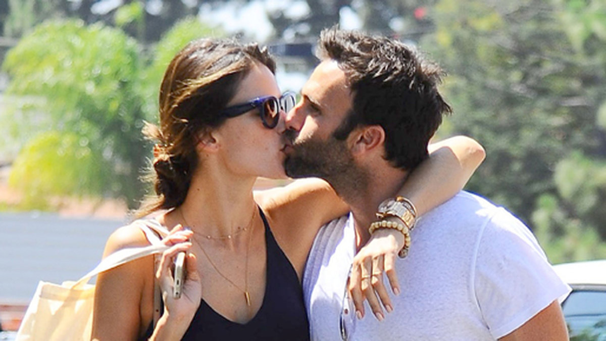 Supermodellen Alessandra Ambrosio pussas med sin make Jamie Mazur.