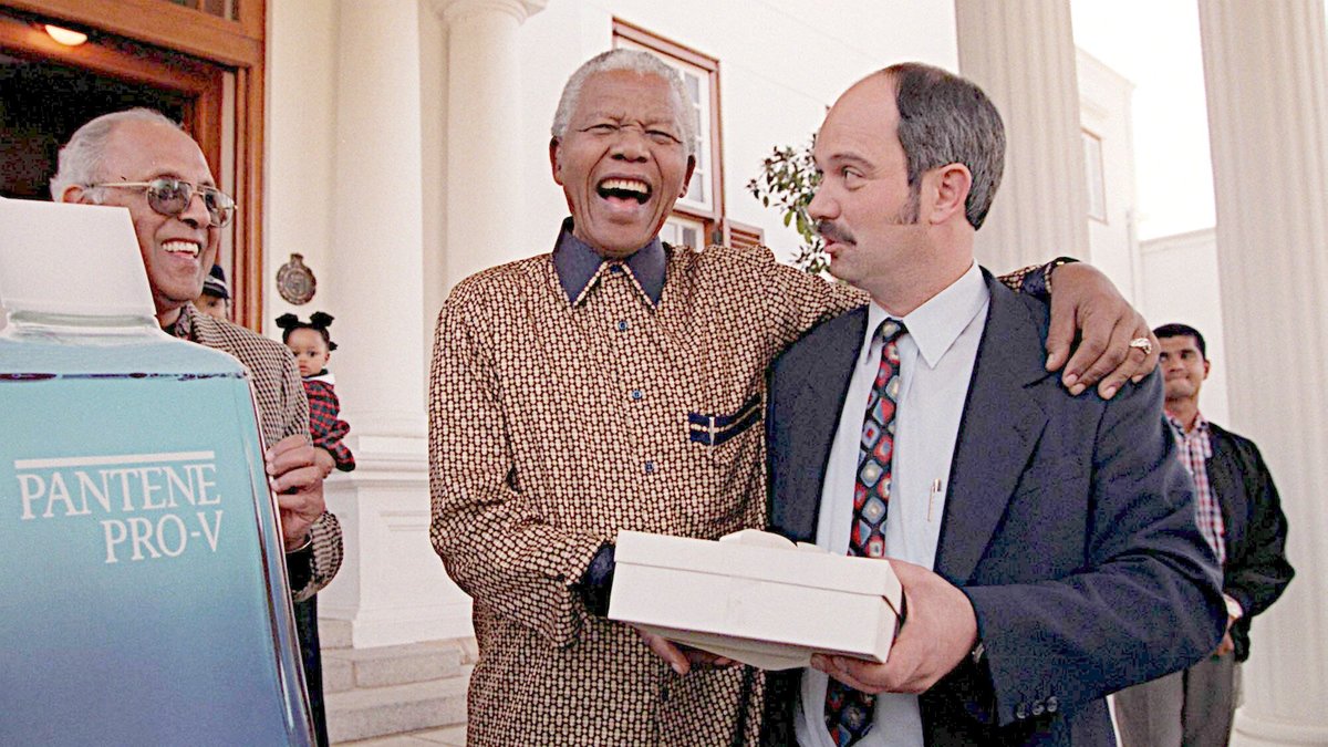 1998 skrattar Mandela tillsammans med sin före detta fängelsevakt.