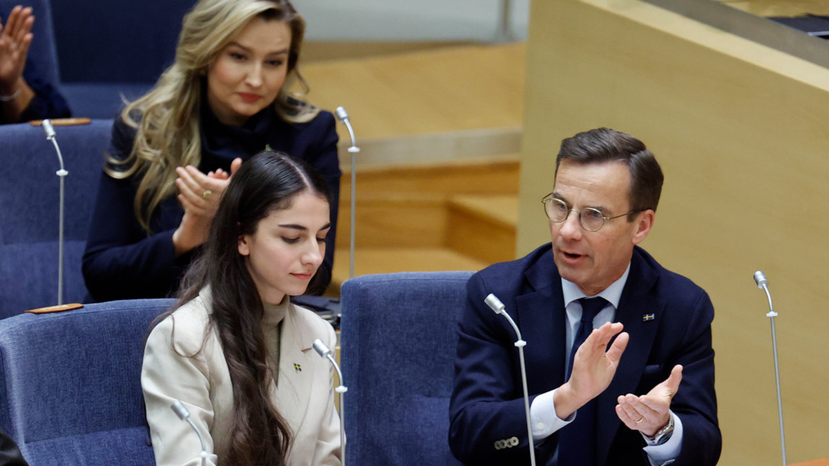 Ebba Busch (KD), i bakgrunden, Romina Pourmokhtari (L) och Ulf Kristersson (M) kallas alla tre till utfrågningar i konstitutionsutskottet. Arkivbild.