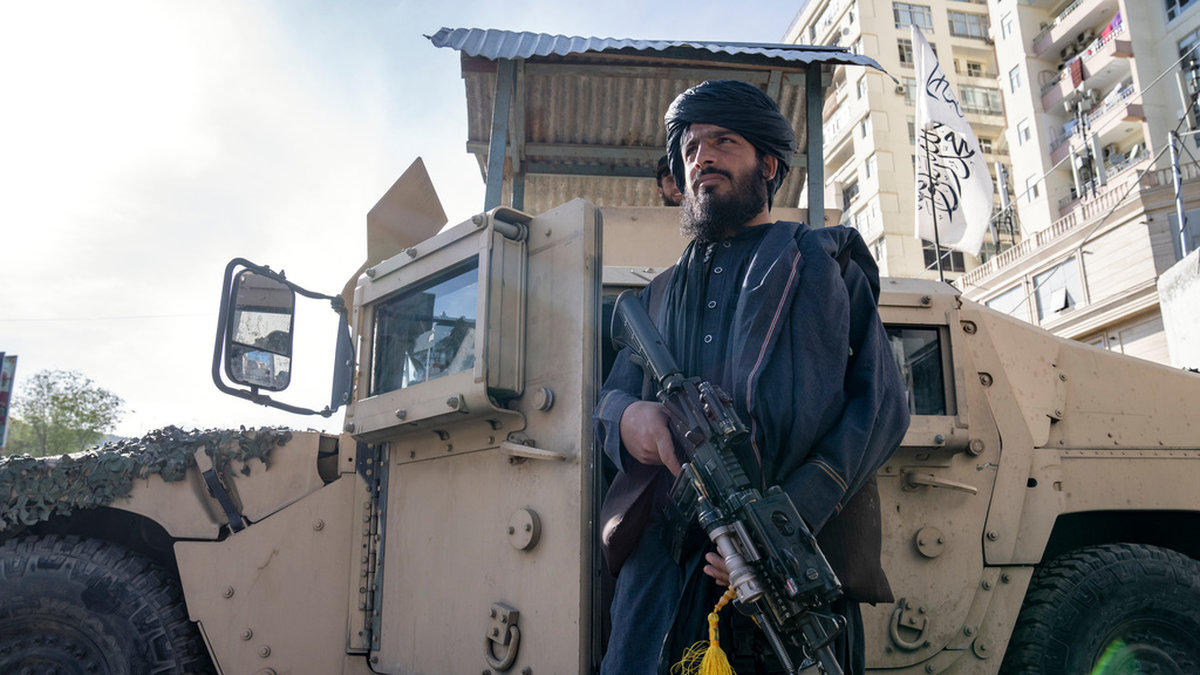 En taliban står vakt vid platsen där explosionen inträffade, i närheten av utrikesdepartementet i den afghanska huvudstaden Kabul.