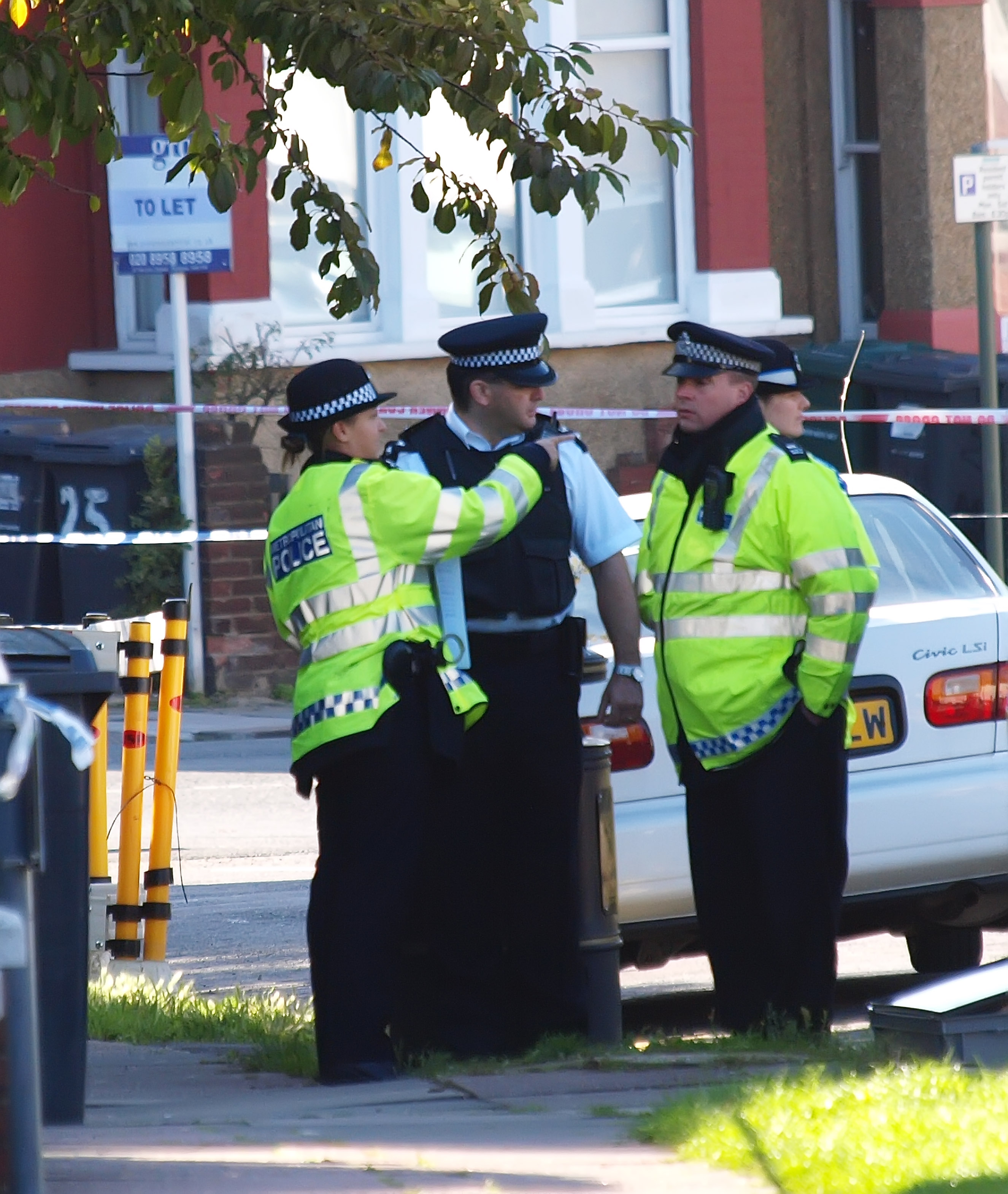 Brittisk polis har gripit fem unga män som misstänks ha deltagit i attackerna.