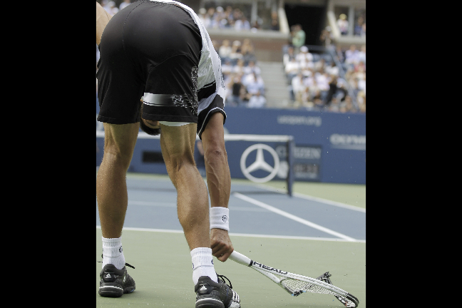 I ren frustration slog Novak Djokovic sönder sitt racket.
