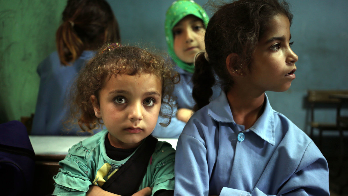 Två flickor har fått börja skolan i ett flyktingläger i Libanon, maj 2014. 